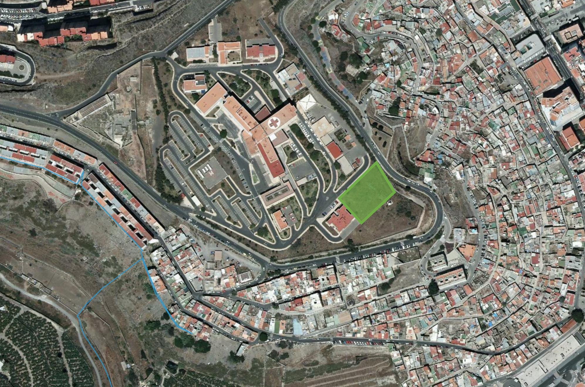 Foto aérea del entorno de la actuación, se ve la parcela con forma trapezoidal.