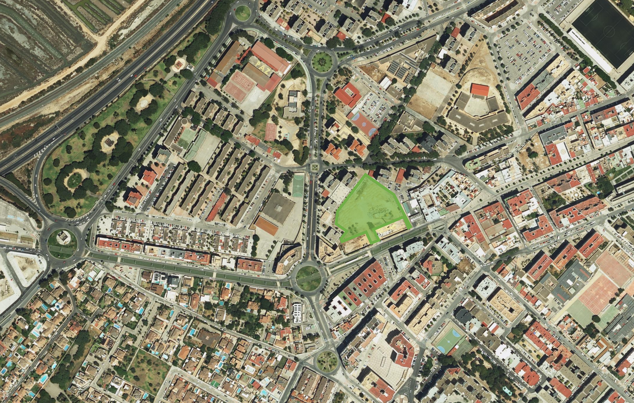 Foto aérea donde se ve perfilada en verde la parcela.