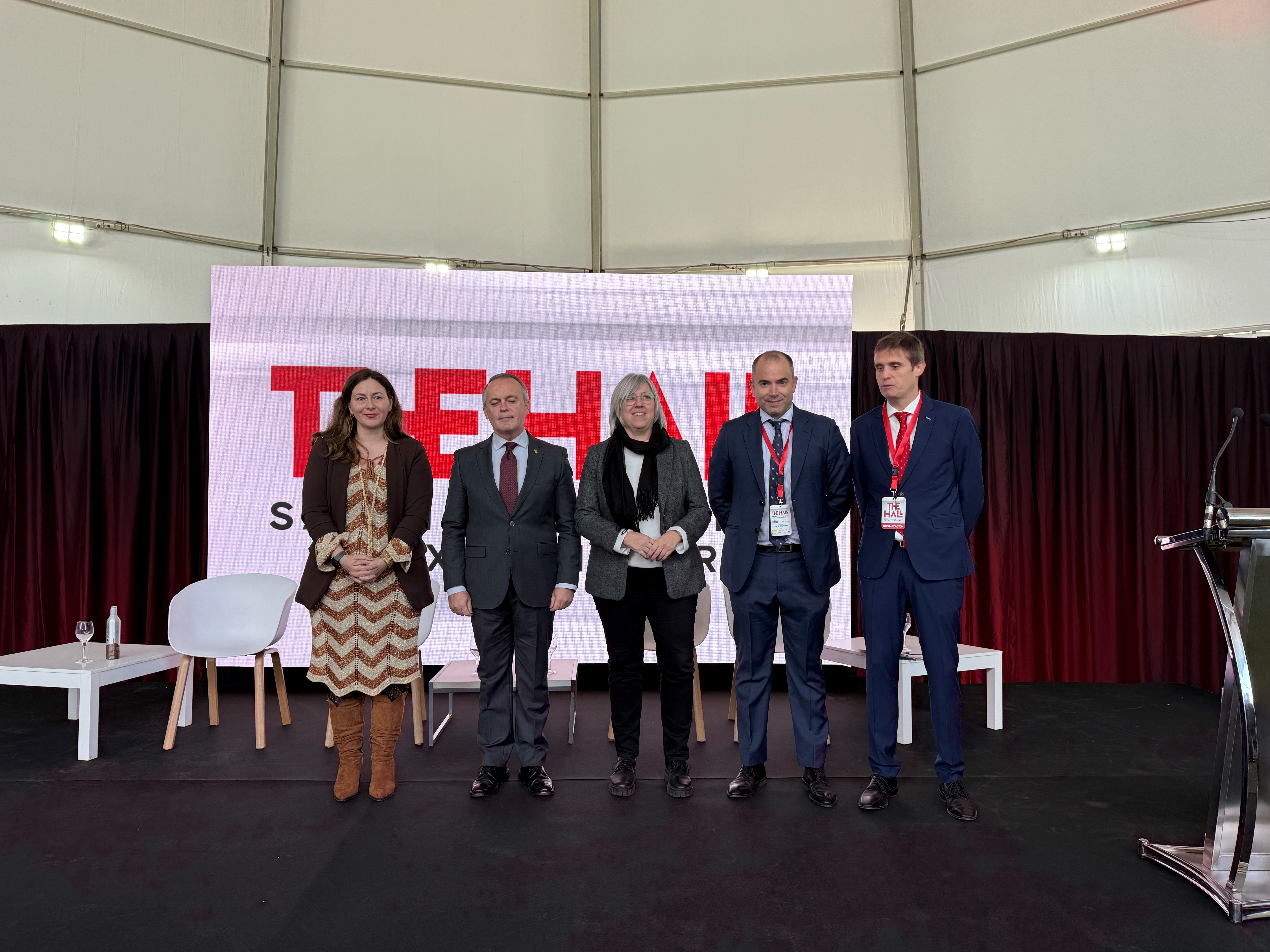 Leire Iglesias, directora general de Sepes, junto a organizadores del salón inmobiliario The Hall Extremadura