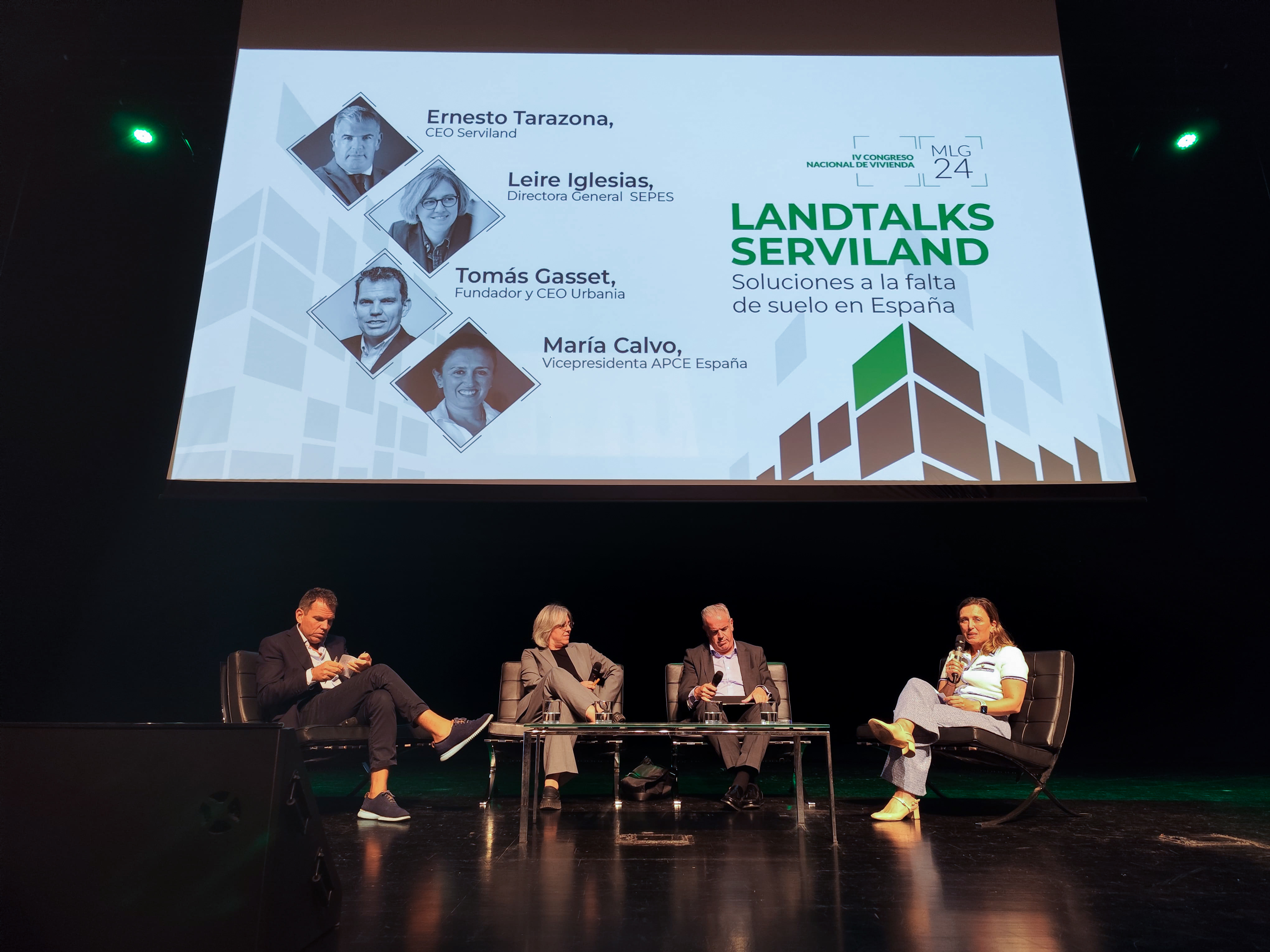 Foto del congreso APCEspaña en Málaga se ve en el escenario a los ponentes de la mesa Soluciones a la falta de suelo en España
