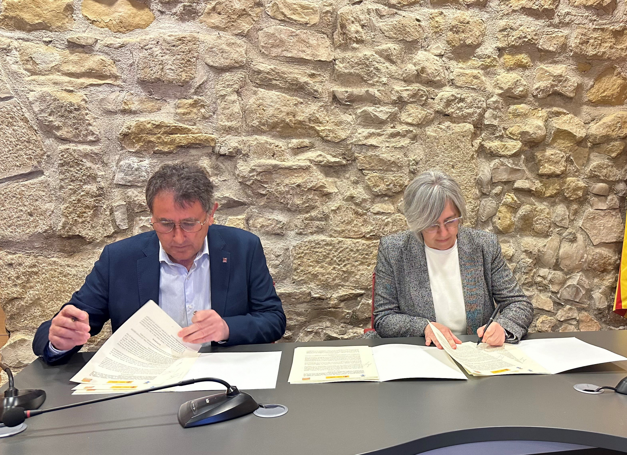 Directora de SEPES y Alcalde de Batea firmando el convenio