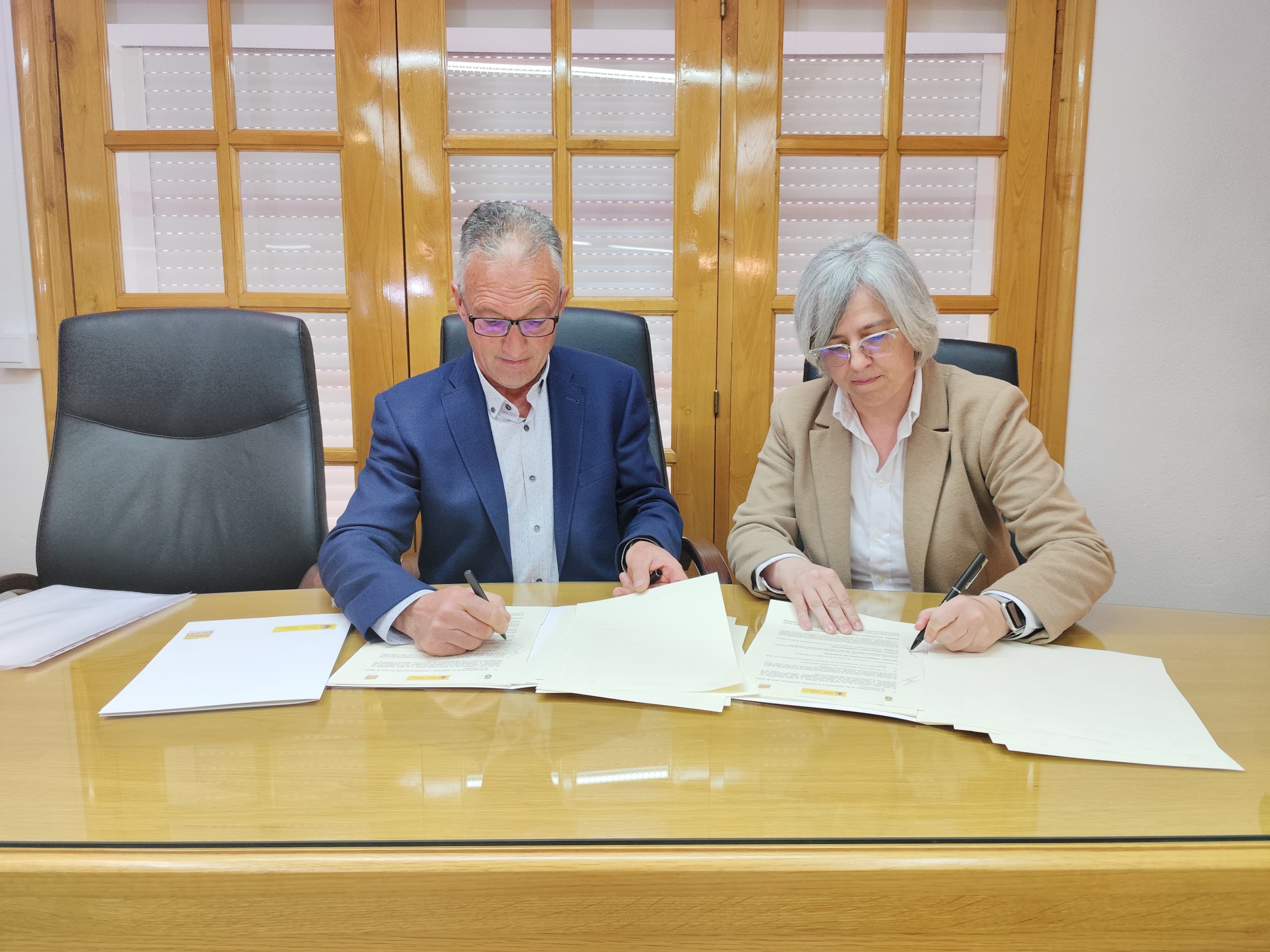 Foto de la directora de SEPES y el Alcalde de Piedrafita firmando el convenio