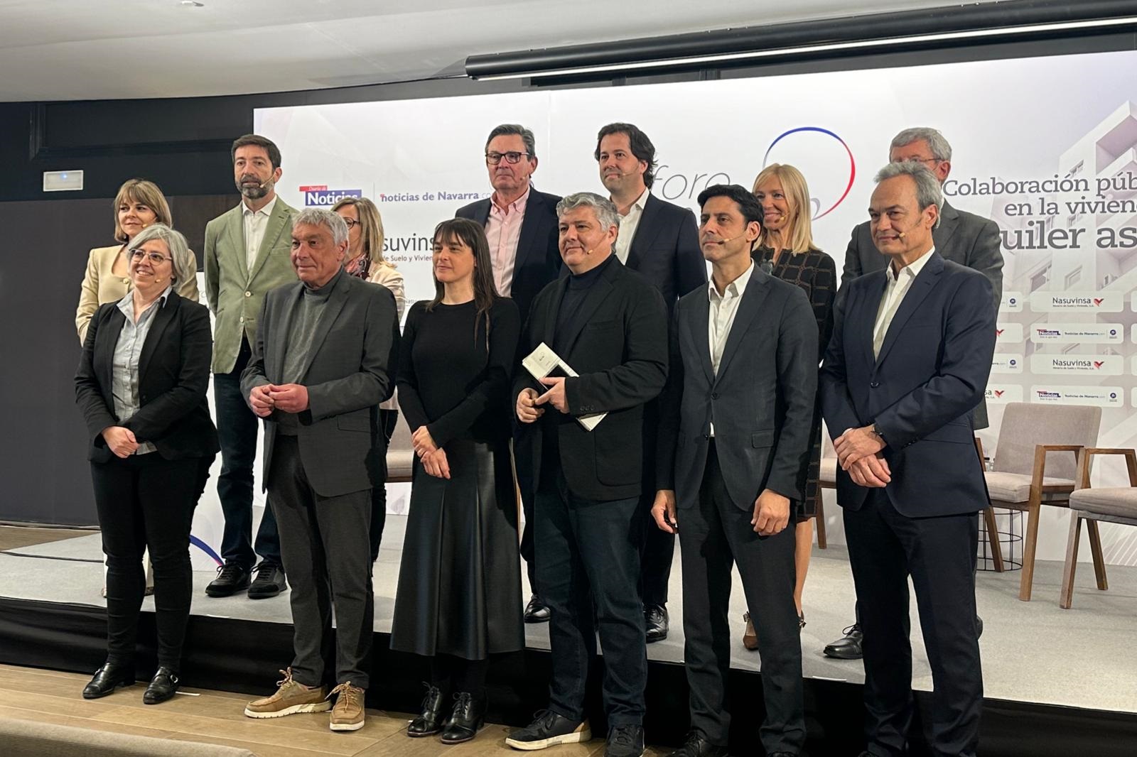 Foto de grupo de los participantes en el Foro