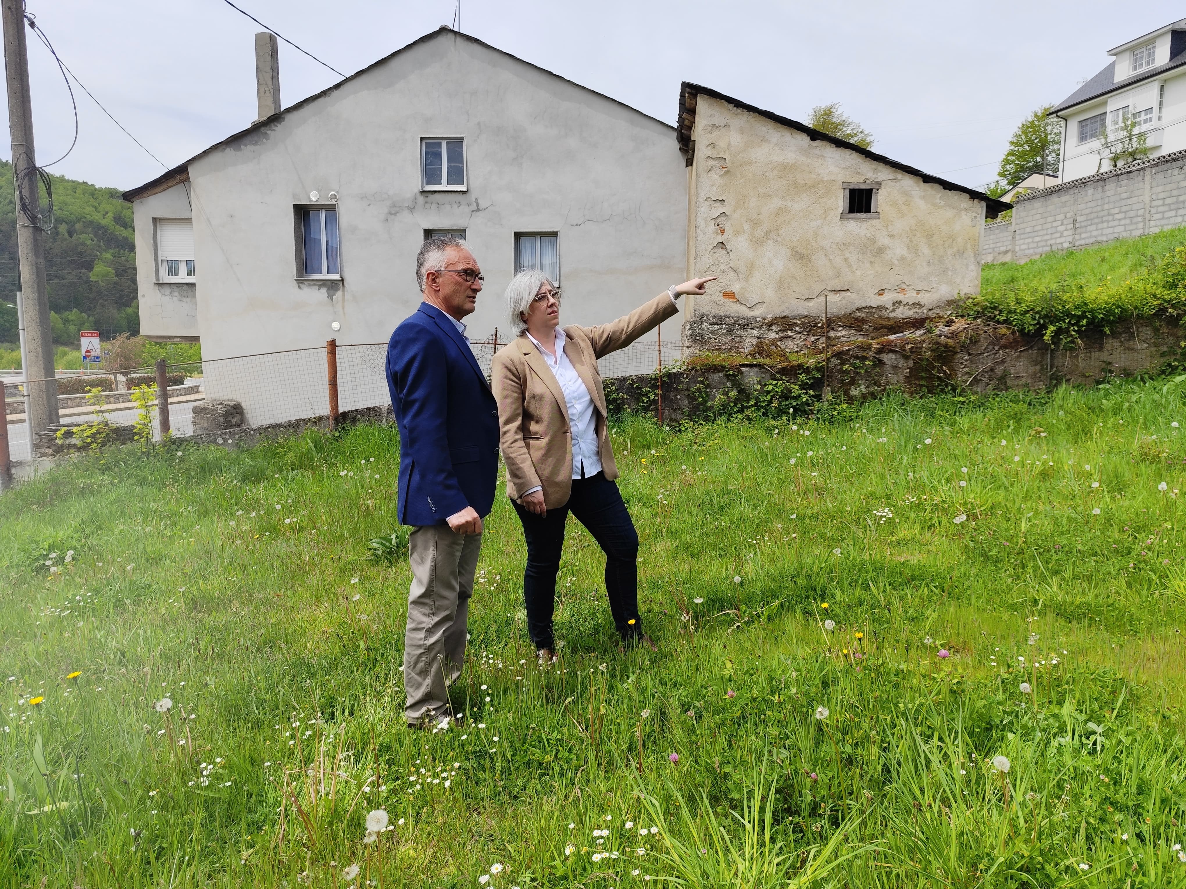 Foto de la directora de SEPES y el Alcalde de Piedrafita a las parcelas donde se edificarán las viviendas