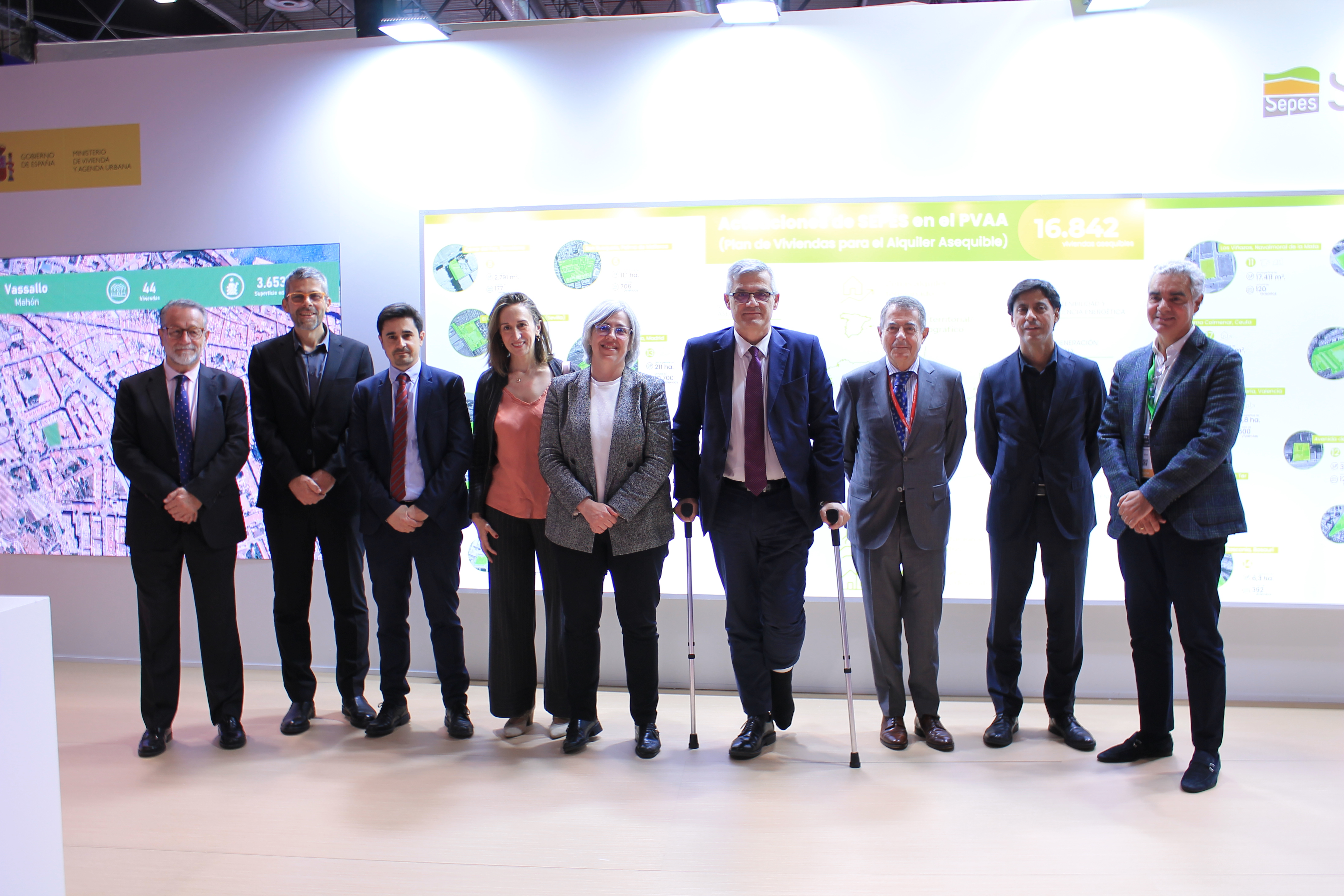 Foto de representantes del MIVAU y SEPES en el stand de la entidad en SIMA 2024