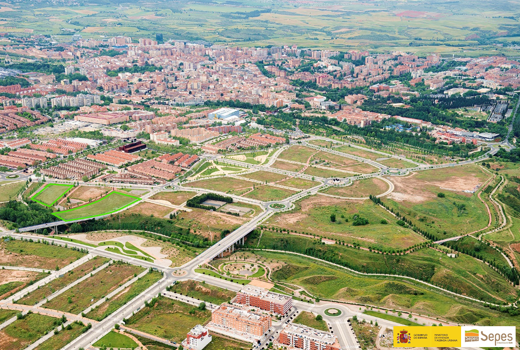 Foto aérea donde se ve Aguas Vivas en la zona más próxima y están delimitadas las parcelas, al fondo se ve el centro de Guadalajara
