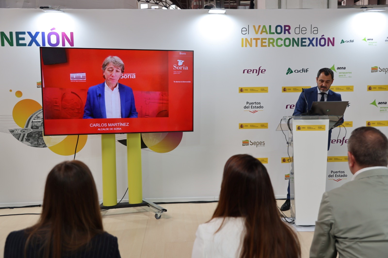 Foto de la presentación de la actuación donde se ve una intervención del Alcalde de Soria a través de una pantalla