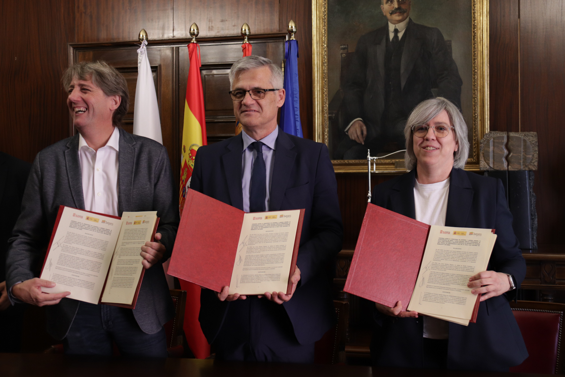 Los firmantes muestran el convenio