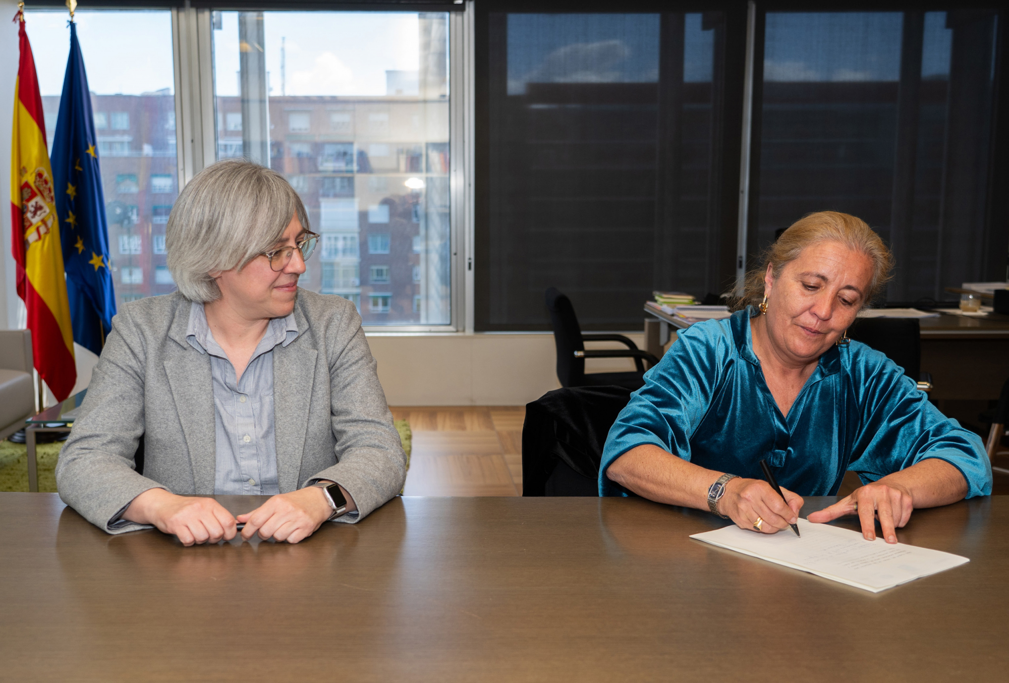 Firma de la constitución de la Junta de Compensación entre la Directora de SEPES y la teniente de alcalde y delegada de Urbanismo del Ayuntamiento de Dos Hermanas